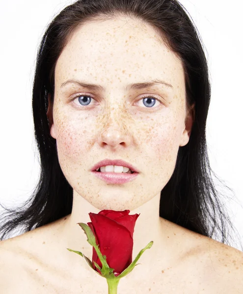 Mooie brunette vrouw met een roos — Stockfoto