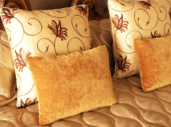 Krásné polštářky na posteli — Stock fotografie