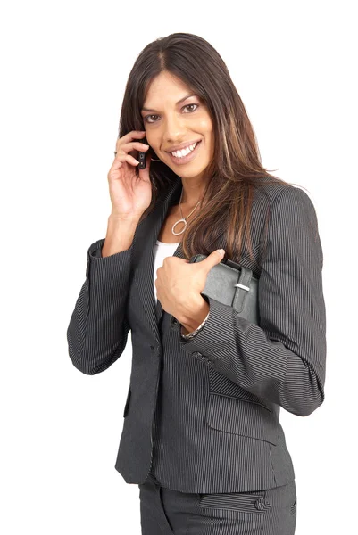 Vacker brunett affärskvinna talar på hennes mobiltelefon — Stockfoto