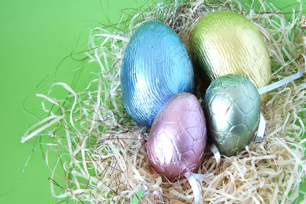 Пасхальні яйця лежать у соломі Стокова Картинка