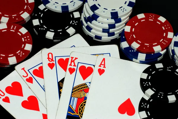 Fichas y cartas de casino — Photo