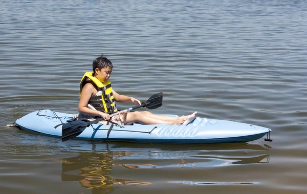 Garçon dans un kayak — Photo