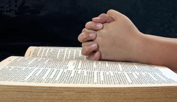 Mãos de criança rezando Fotos De Bancos De Imagens