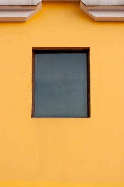 Parede laranja e janela — Fotografia de Stock