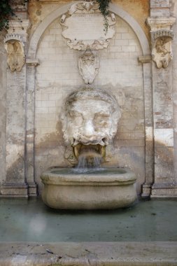 Gargoyle çeşme - spoleto - İtalya