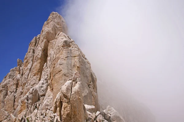 "Gran Sasso met mist "in Italiaanse Apennijnen — Stockfoto