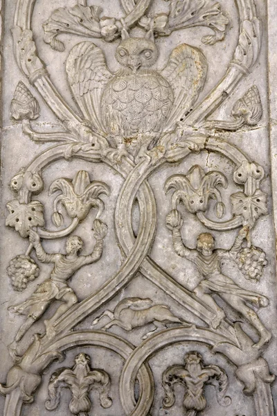 Basrelieferna på fasaden av katedralen i spoleto - Italien — Stockfoto