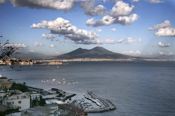 Италия, Неаполь, Неаполитанский залив, гора Везувий на горизонте — стоковое фото