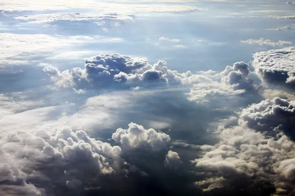 폭풍우 구름 태양 위에서 빛나고. 로열티 프리 스톡 사진