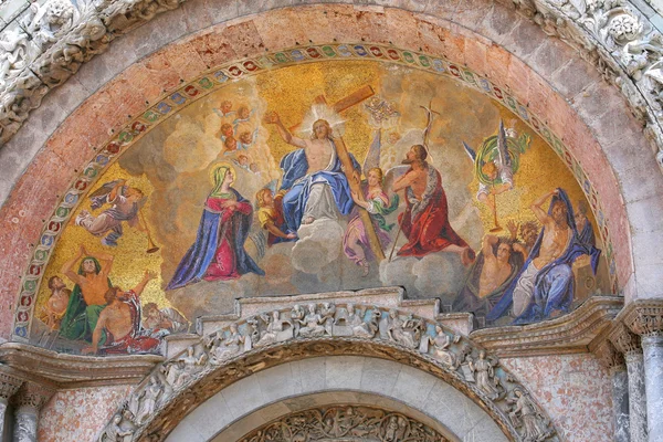 Fassadenmosaiken an einem der 5 Eingänge der Basilika San Marco — Stockfoto
