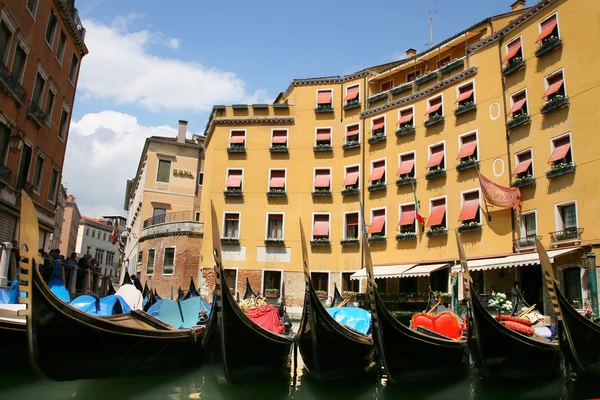 Traditional Venice gondolas. The parking of gondolas — Stock Photo, Image