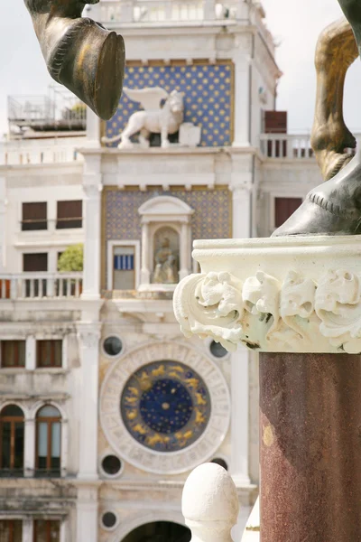 Ungewöhnliche Perspektive - der Uhrenturm von St. Mark in Venedig, Italien — Stockfoto