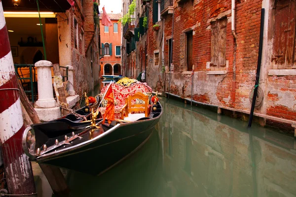 Salah satu dari banyak kanal Venesia, Italia — Stok Foto