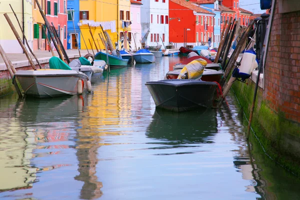 Colorful buildings and boat in Burano island sunny street — Stock Photo, Image