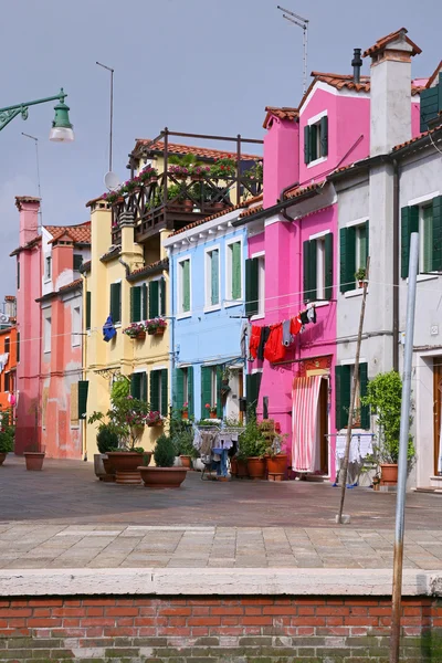 Färgglada byggnader på burano, Venedig, Italien — Stockfoto