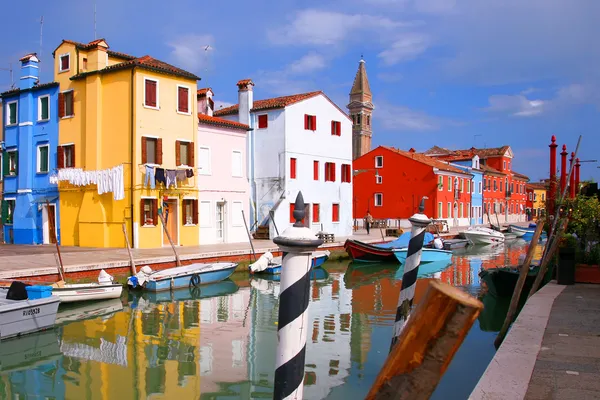 ヴェニス、ブラーノ島運河、小さい着色された家およびボート — ストック写真
