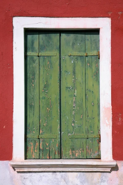 Finestre colorate tipiche di Burano, Venezia, Italia . — Foto Stock