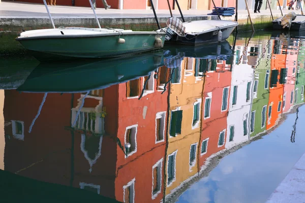 Burano reflecties-Venetië — Stockfoto