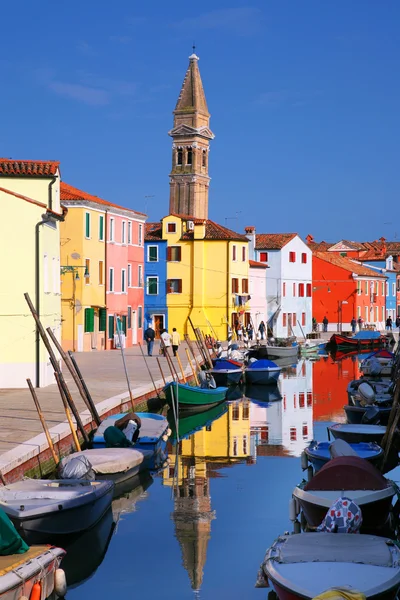 Красочные дома на острове Бурано, недалеко от Венеции, Италия — стоковое фото