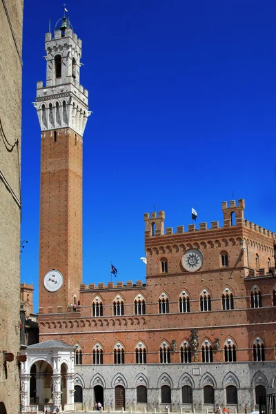 Piazza del Campo mit Palazzo Pubblico, Siena, Italien — Stockfoto