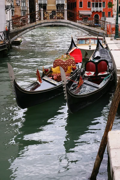 Gondole traditionnelle de Venise — Photo