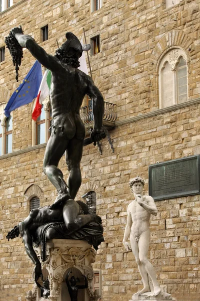 Perseo-佛罗伦萨，意大利的青铜雕像的视图 — 图库照片