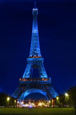 Paris - 20 Temmuz: 20 Temmuz, 2010 Paris geceleri Eyfel Kulesi. Eyfel Kulesi, Fransa'nın en çok ziyaret edilen anıt olduğunu. 2