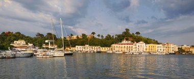 Ischia Porto, Ischia Adası İtalya Napoli körfezindeki limana.
