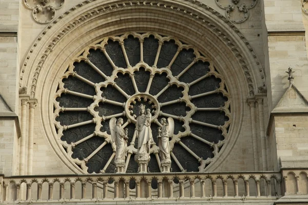 巴黎圣母院大教堂的巴黎南外立面的玫瑰窗口 — 图库照片