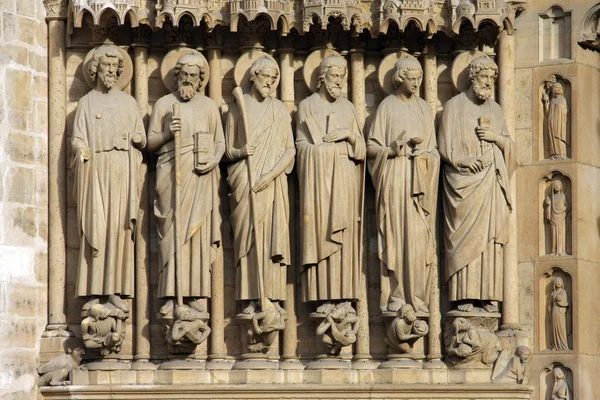 Notre Dame de Paris escultura de escultura carhedral em franco — Fotografia de Stock