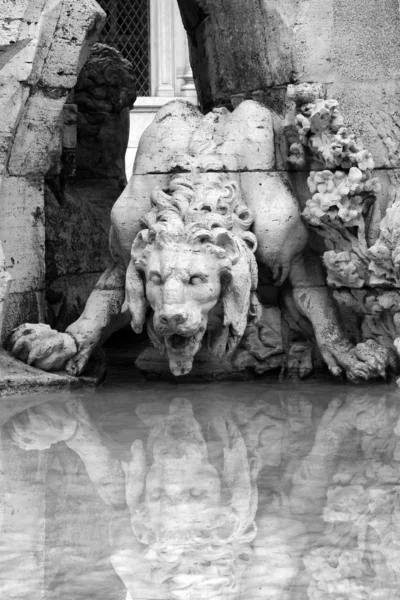 ライオン - ナヴォーナ広場でベルニーニ屋外噴水の詳細 — ストック写真
