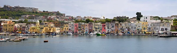 Haven van procida, prachtige eiland in de Middellandse Zee, Napels - Italië — Stockfoto