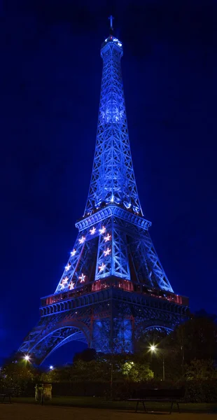 PARÍS - 20 DE JULIO: Torre Eiffel por la noche el 20 de julio de 2010 en París. La torre Eiffel es el monumento más visitado de Francia . — Foto de Stock