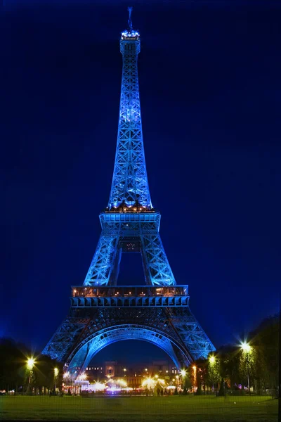 ПАРИЖ - 20 июля: Эйфелева башня ночью 20 июля 2010 года в Париже. Эйфелева башня - самый посещаемый памятник Франции. 2 недели Стоковое Фото