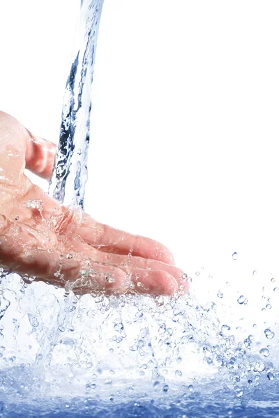 Verter agua salpicando en la mano — Foto de Stock