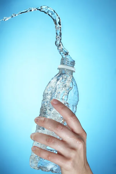 Spruzzi d'acqua da una bottiglia d'acqua — Foto Stock