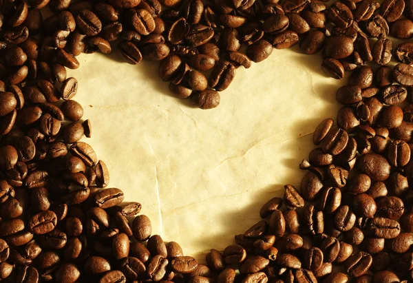 Forma do coração em grãos de café — Fotografia de Stock