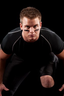 Amerikan futbolu oyuncusu. siyah ateş studio.