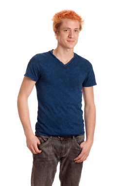genç adam mavi tişört ve kot pantolon. Beyaz ateş studio.