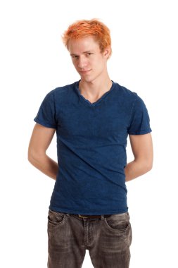 genç adam mavi tişört ve kot pantolon. Beyaz ateş studio.
