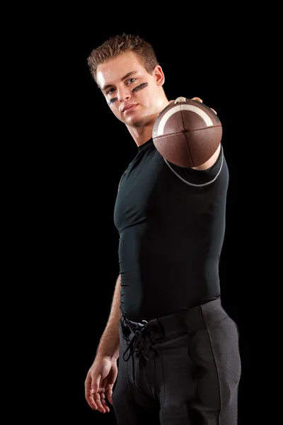 Amerikai futball-játékosának. stúdió felvétel-fekete felett. — Stock Fotó