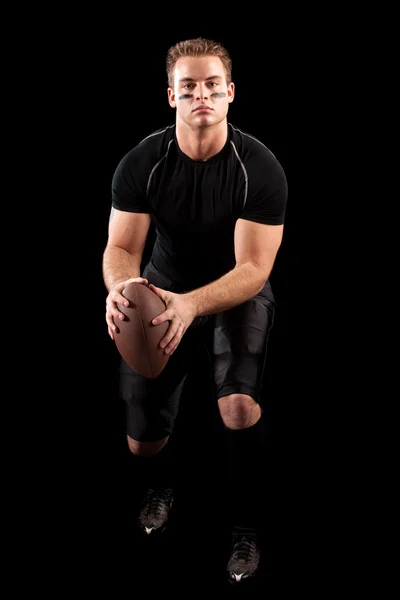 Giocatore di football americano. Studio girato sopra nero . — Foto Stock