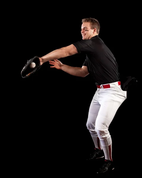 Junge erwachsene Baseballspieler. Studioaufnahme über Schwarz. — Stockfoto