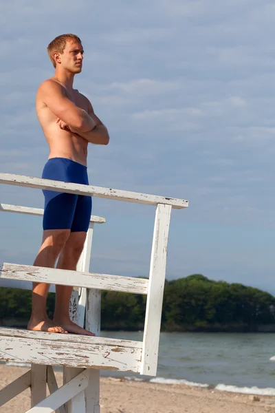Молодой взрослый пловец на пляже . — стоковое фото
