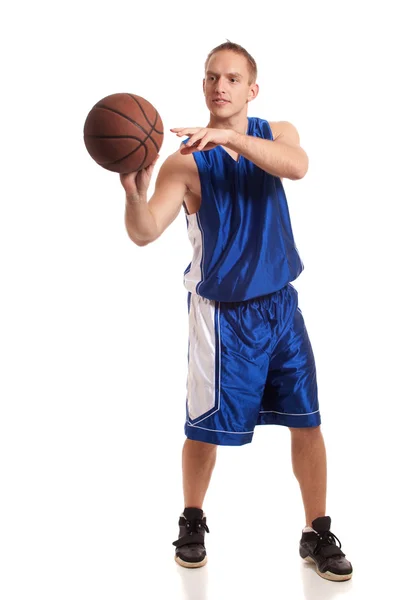 男子バスケット ボール プレーヤー。白にわたって撮影スタジオ. — ストック写真