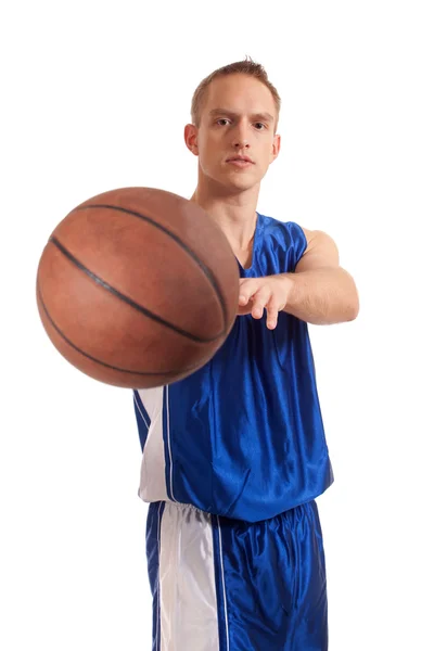 Basketballspieler. Studioaufnahme über Weiß. — Stockfoto
