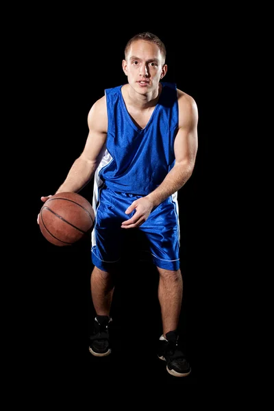 Jogador de basquetebol masculino. Estúdio tiro sobre preto . — Fotografia de Stock