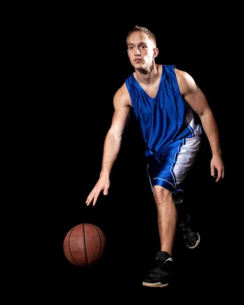 पुरुष बास्केटबॉल खेळाडू. काळा वर स्टुडिओ शॉट . — स्टॉक फोटो, इमेज