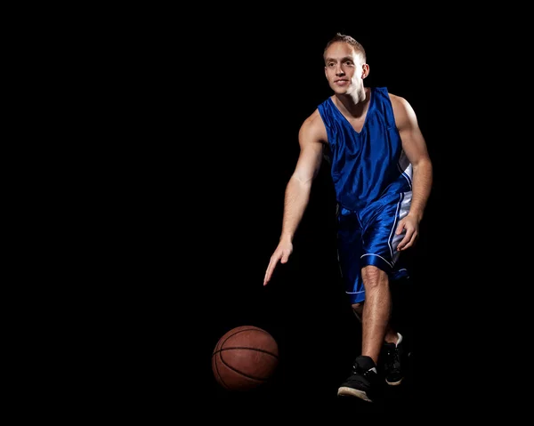 Basketballspieler. Studioaufnahme über Schwarz. — Stockfoto