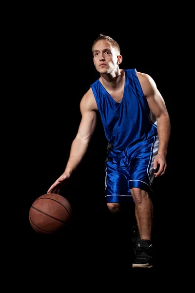 Jogador de basquetebol masculino. Estúdio tiro sobre preto . — Fotografia de Stock
